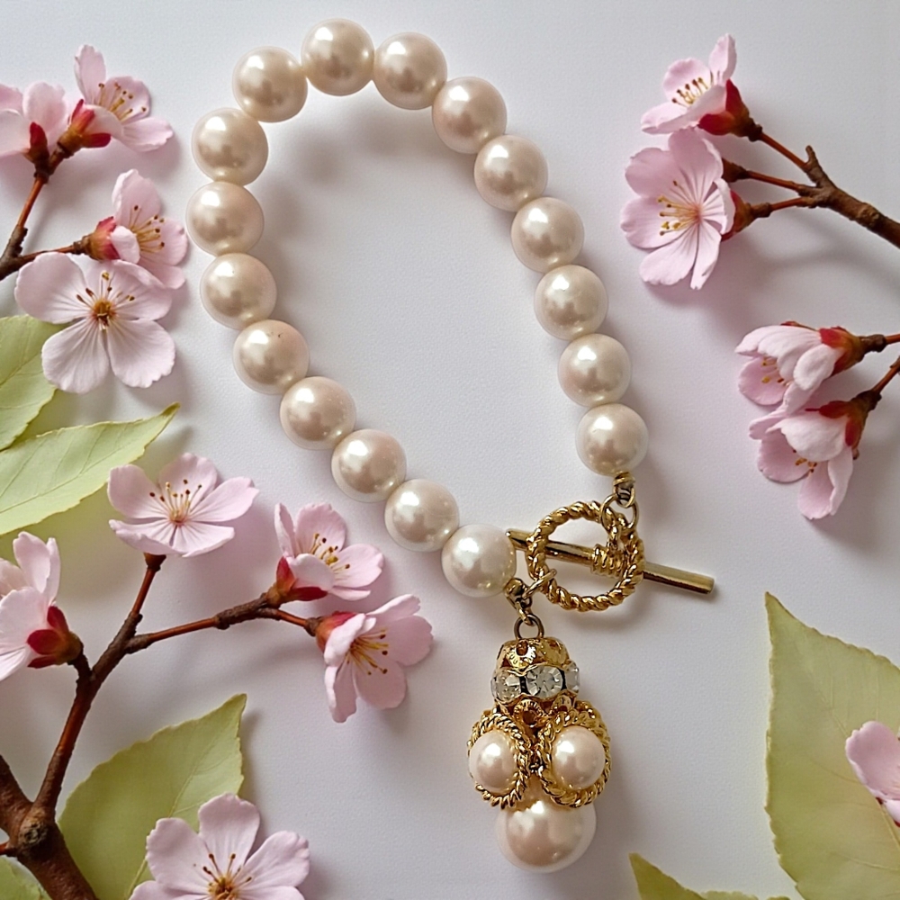 Vintage Estrucan Faux‎ Pearl Bracelet Hollywood Regency Gold Tone Baroque Charm